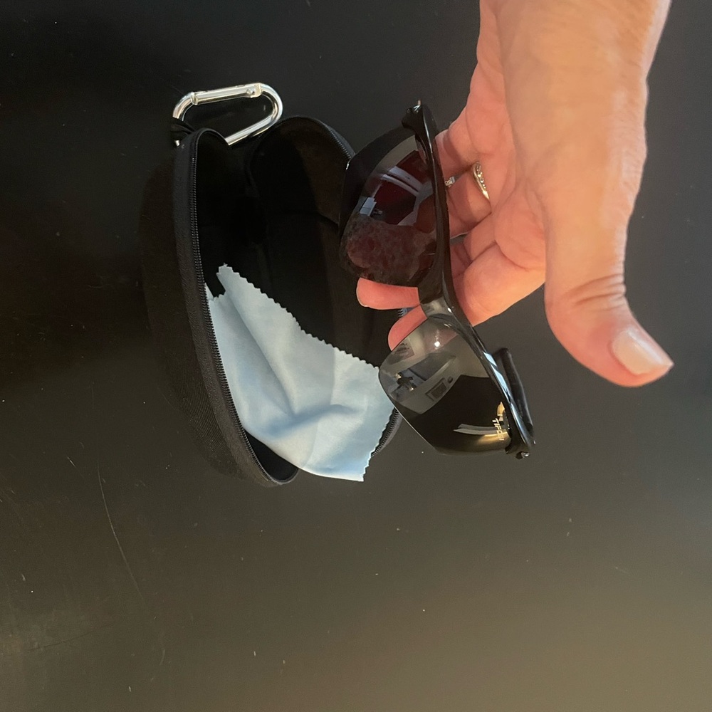 Vero sunglasses w case in sleek black